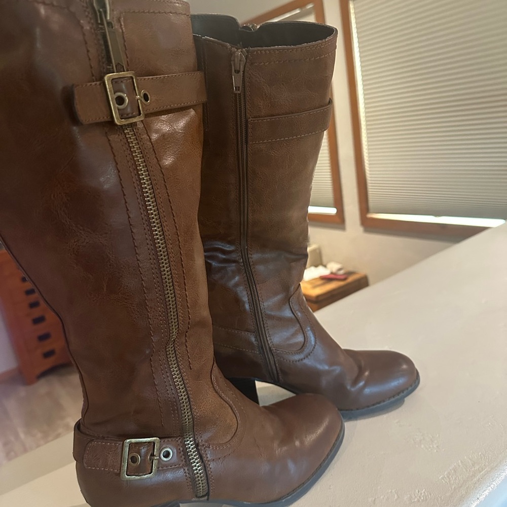 White Mountain man made leather like boots, size 9M.  Great pre worn condition.